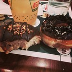  Donnut chocolat et crème de beurre de cacahouètes. Tout est dit ;) 