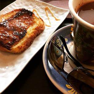  Après l'effort du ski, pain perdu caramel beurre salé et chocolat chaud maison. 