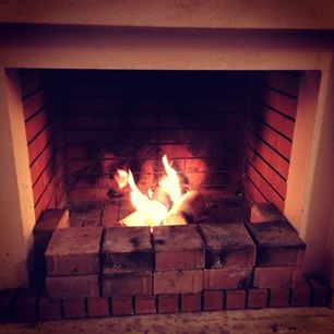  C'est officiel, c'est le début de Noël. On vient de démarrer le feu de cheminée! Yeah ;) 