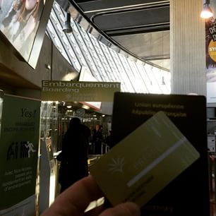  2ème aéroport de France, il y a même une zone d'embarquement "coupe file" pour le contrôle de sécurité à l'Aéroport de Nice. De quoi prendre son vol en toute tranquillité. On vous le recommande, pour 10€/personne ou gratuit pour les voyageur fréquents, c'est vraiment moins de stress. 