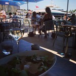  Le tout nouveau port de #saintraphael à peine ouvert, en plein cœur de la ville. Quelle vue depuis la brasserie Le Lamparo. Un vrai plus pour profiter de la ville. #cotedazur @esterelcotedazur 