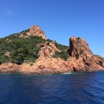  Les charmes de l'#esterel vue depuis la mer. Sortie incluse avec la #cotedazurcard @esterelcotedazur @visitcotedazur #cotedazur 