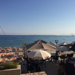  Mauvaise adresse de restaurant bar de plage à #juanlespins le Juanita. Conseil du jour : à éviter et préférez le Ruban Bleu 