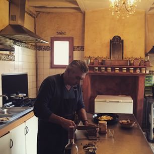  Découverte d'un château familial pour déjeuner par le chef étoilé qui cuisine devant nous. 