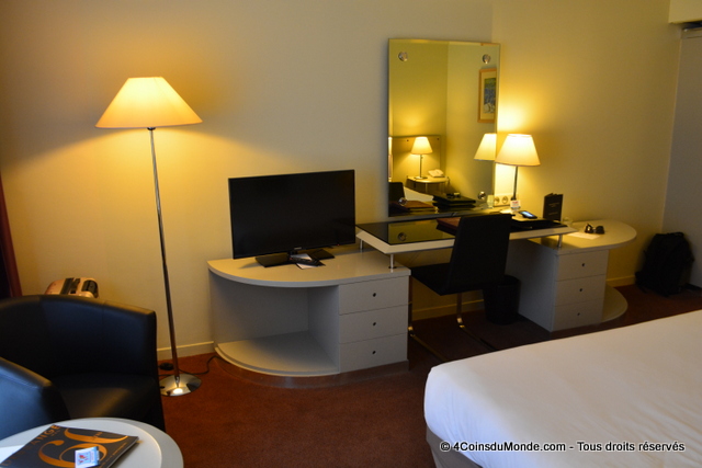 Un TV, internet et un petit bureau dans la chambre Un TV, internet et un petit bureau dans la chambre