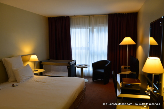 Le grand lit, le coin bureau et le coin salon Le lit et le coin salon