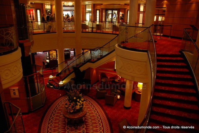 L'arrivée à bord se fait par le "Grand Lobby". Inoubliable ! L'arrivée à bord se fait par le "Grand Lobby". Inoubliable !