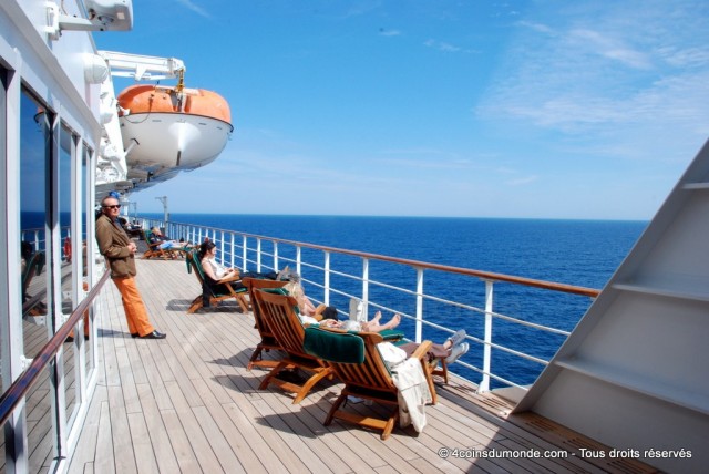 On peut aussi bronzer pendant une croisière transatlantique sur le Queen Mary 2 On peut aussi bronzer pendant une croisière transatlantique sur le Queen Mary 2