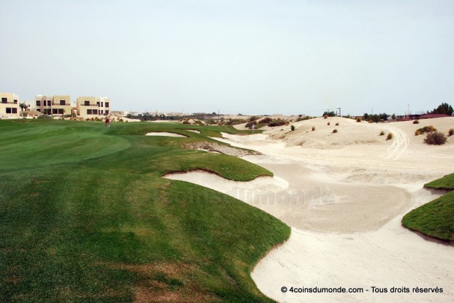"L'avantage" d'un golf dans le désert c'est que le sable ne manque pas pour faire des grands bunkers... "L'avantage" d'un golf dans le désert c'est que le sable ne manque pas pour faire des grands bunkers...