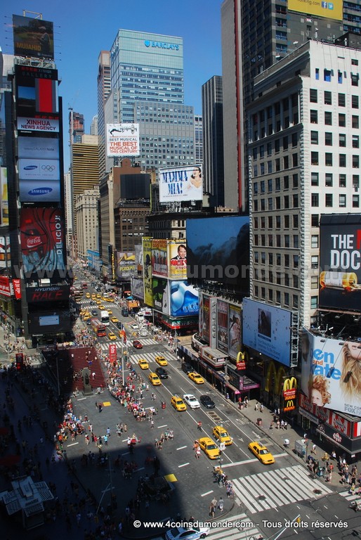 Admirez le balais des taxis jaune en sirotant un verre Vue imprenable Times Square