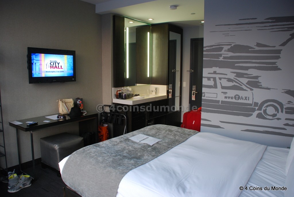 La chambre avec le lit King size La chambre avec le lit King size hotel new york vue sur Manhattan
