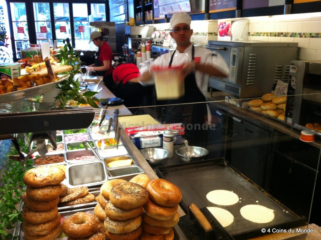 Le chef prépare devant vous les pankakes