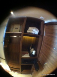 Les rangements et le coffre de la chambre. Distance 1.50 m