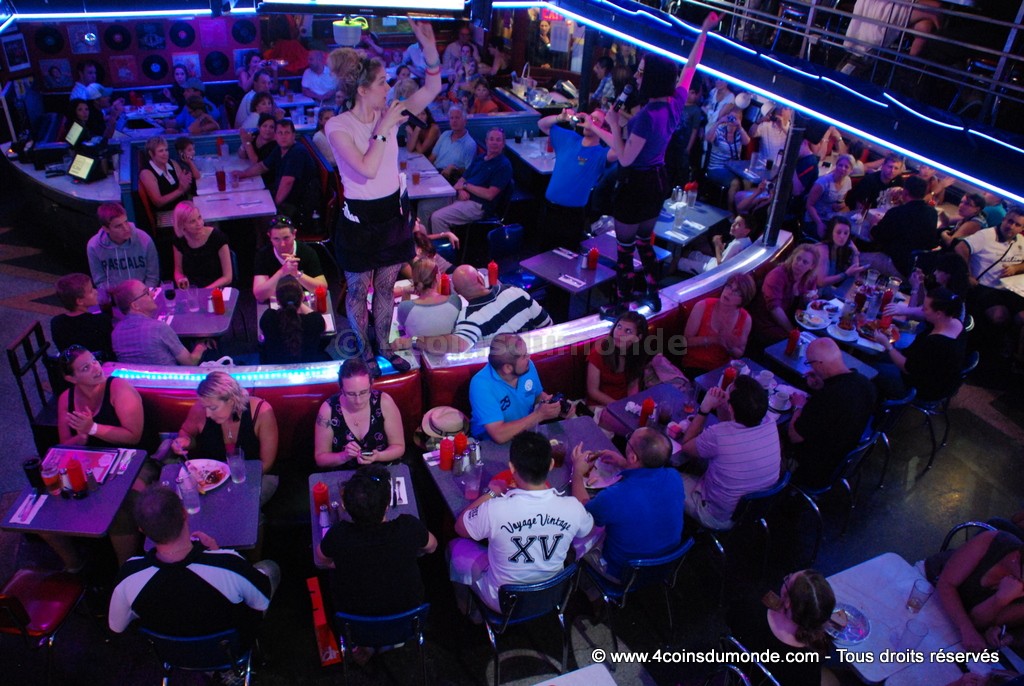 Les serveurs sont avant tout des chanteurs. Spectacle garanti type comédie musicale pour ce restaurant à Broadway