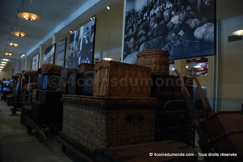 Dans le hall, les bagages des immigrants