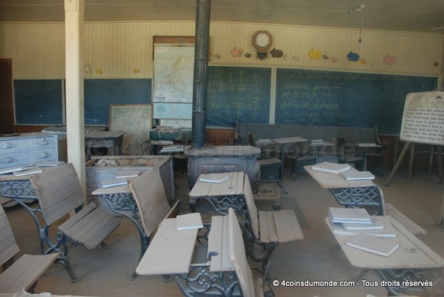 La poussière recouvre tous les bureaux de l'école La poussière recouvre tous les bureaux de l'école