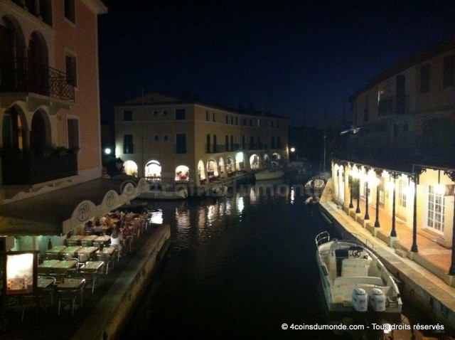 un des ponts de port grimaud donne l'impression d'etre a Venise un des ponts de port grimaud donne l'impression d'etre a Venise