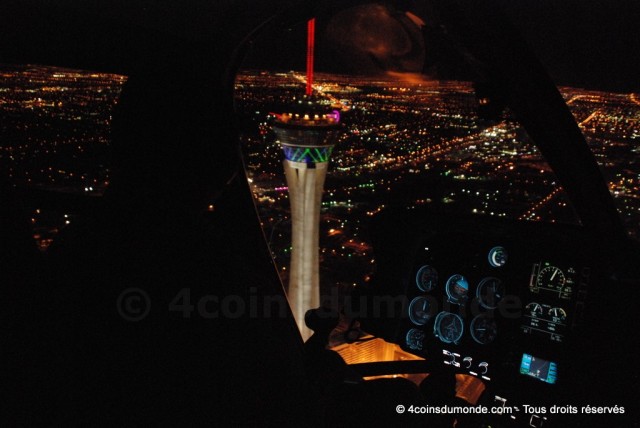 L'hôtel Stratosphère au nord du strip. Survol de Las Vegas en hélicoptère est ce que c'est bien