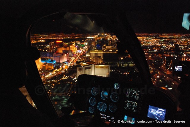 Voler au dessus de Las Vegas et de son strip de nuit. Un moment inoubliable. Voler au dessus de Las Vegas et de son strip de nuit pour une vue magnifique !