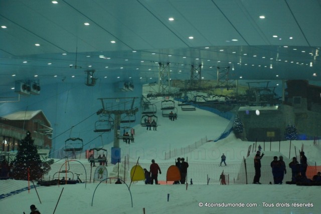 Vue sur les pistes de ski de Ski Dubaï depuis le restaurant à l'étage Vue sur les pistes de ski de Ski Dubaï depuis le restaurant à l'étage