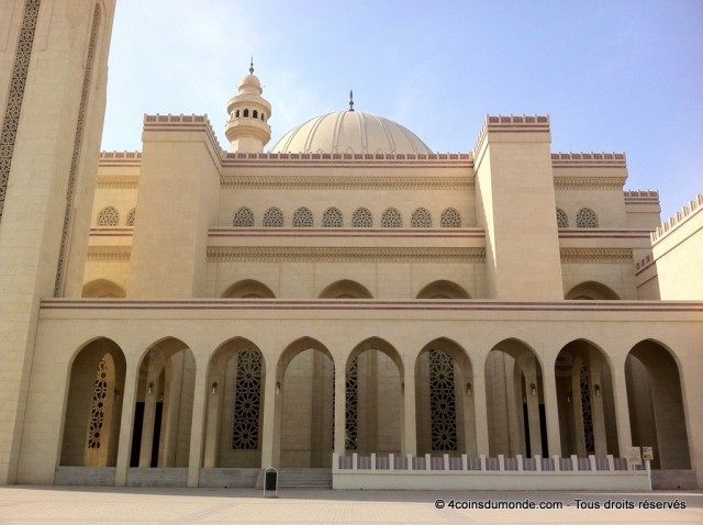 L'entrée de la grande mosquée de Bahreïn est gratuite pour tous. L'entrée de la grande mosquée de Bahreïn est gratuite pour tous.