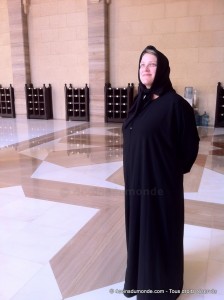 Si vous êtes une femme, on vous prêtera une tenue pour respecter le lieu de culte. quelle tenue porter pour visiter une mosquée