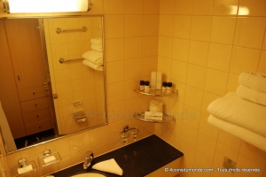 La salle de bain est d