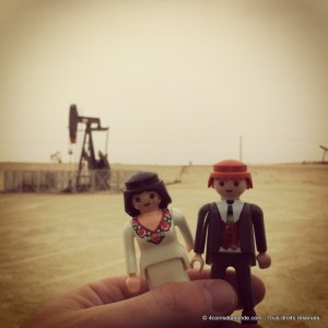Play & Mobil à Bahrein devant un puits de pétrole