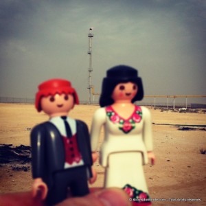 Play & Mobil à Bahrein devant un Air Torche de pétrole