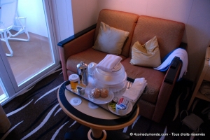 Petit déjeuner en cabine ! Super mais manque de place sur la seule table de la cabine !