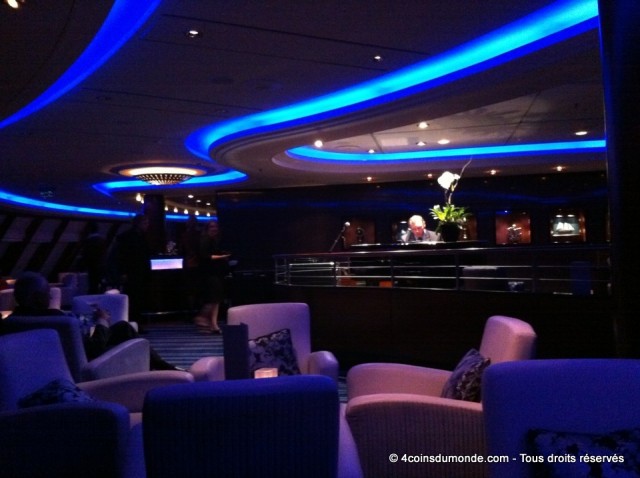 Le Commodore Club à l'avant du Queen Mary 2