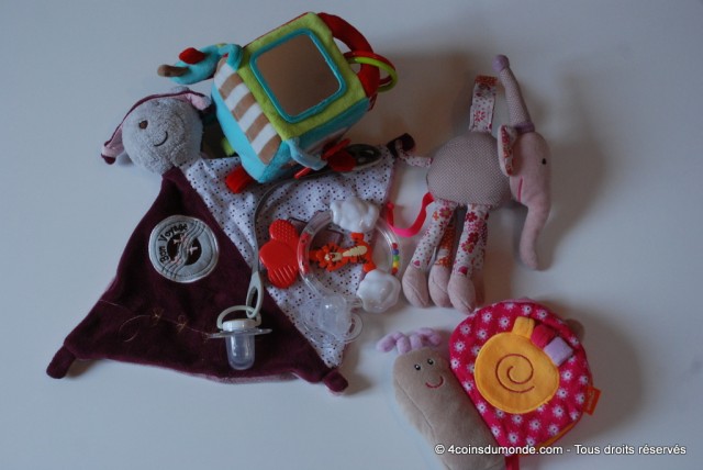 De quoi occuper un bébé pendant le vol et les escales occuper un bebe pendant un vol en avion