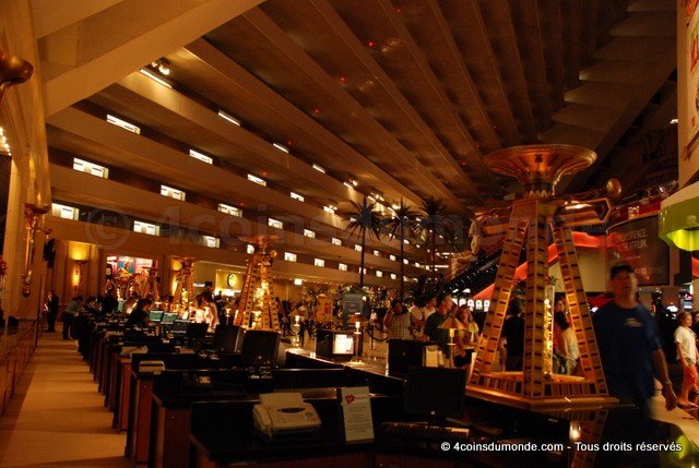 Hotel Luxor Las Vegas interieur en forme pyramide Hotel Luxor Las Vegas interieur en forme pyramide