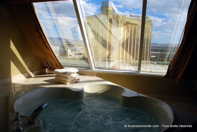 La vue depuis le jacuzzi dans la chambre Hotel Luxor Las Vegas La vue depuis le jacuzzi dans la chambre Hotel Luxor Las Vegas