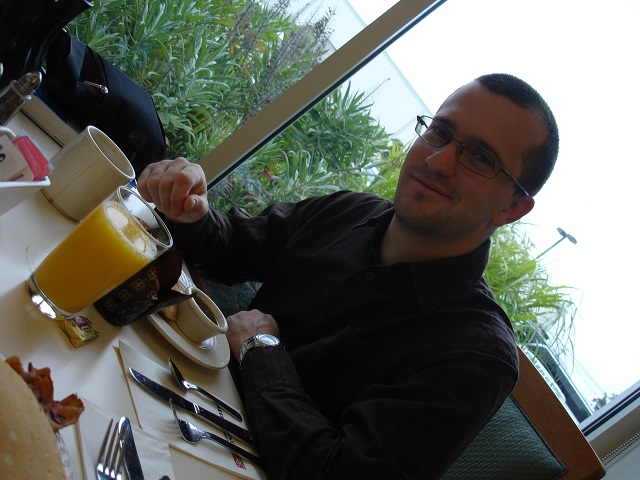 xavier au petit déjeuner de notre hotel a San Francisco xavier au petit déjeuner de notre hotel a San Francisco