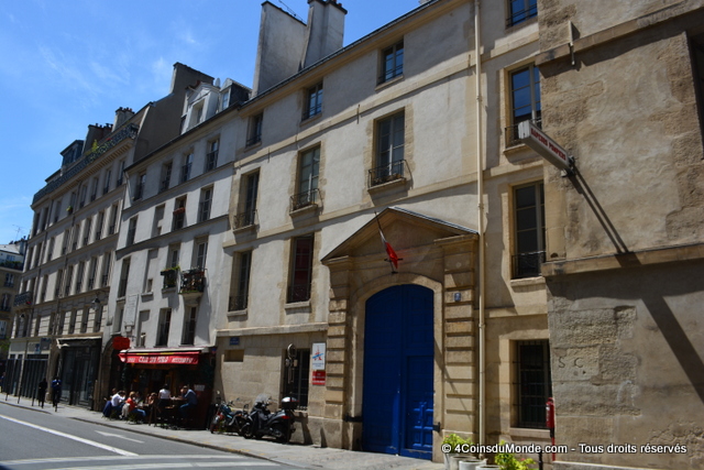 Derrière ces portes, une caserne de pompiers