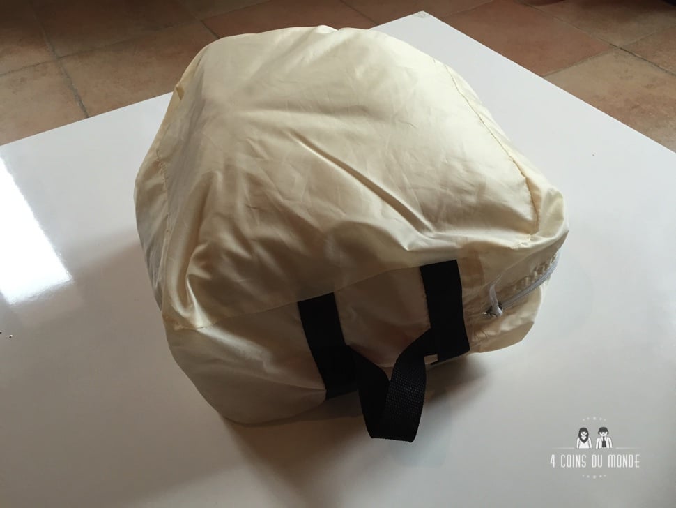le lit bebe se range a plat et ne prend pas de place en voyage