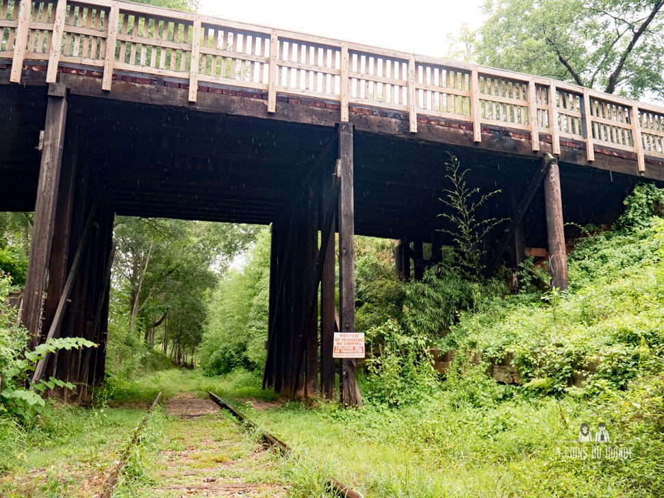 le pont avec le panneau du terminus The walking dead