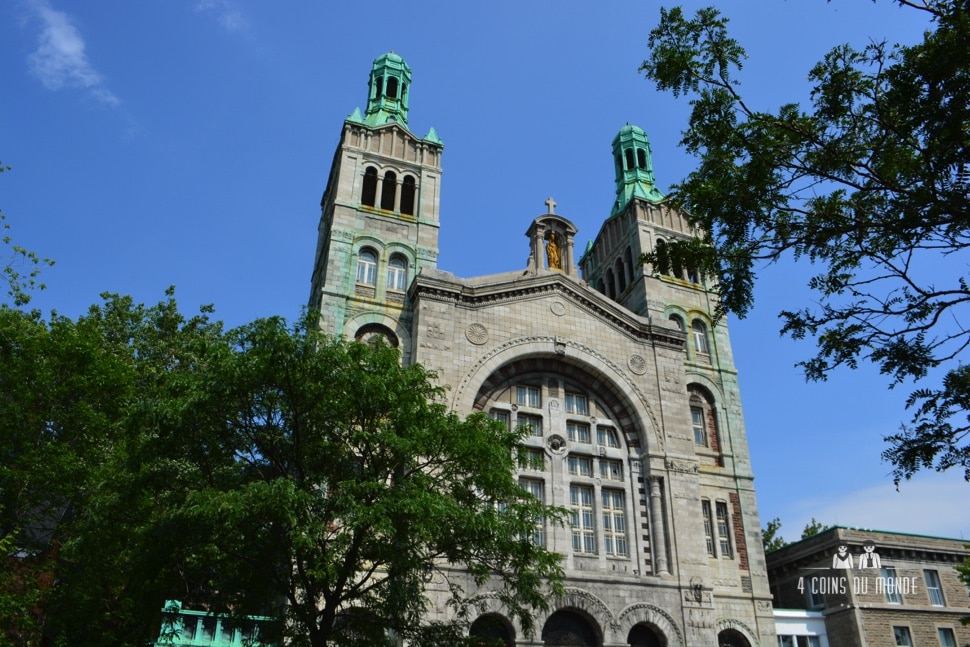 l'une des très nombreuses églises de montreal que l'on peut voir en se baladant en vélo